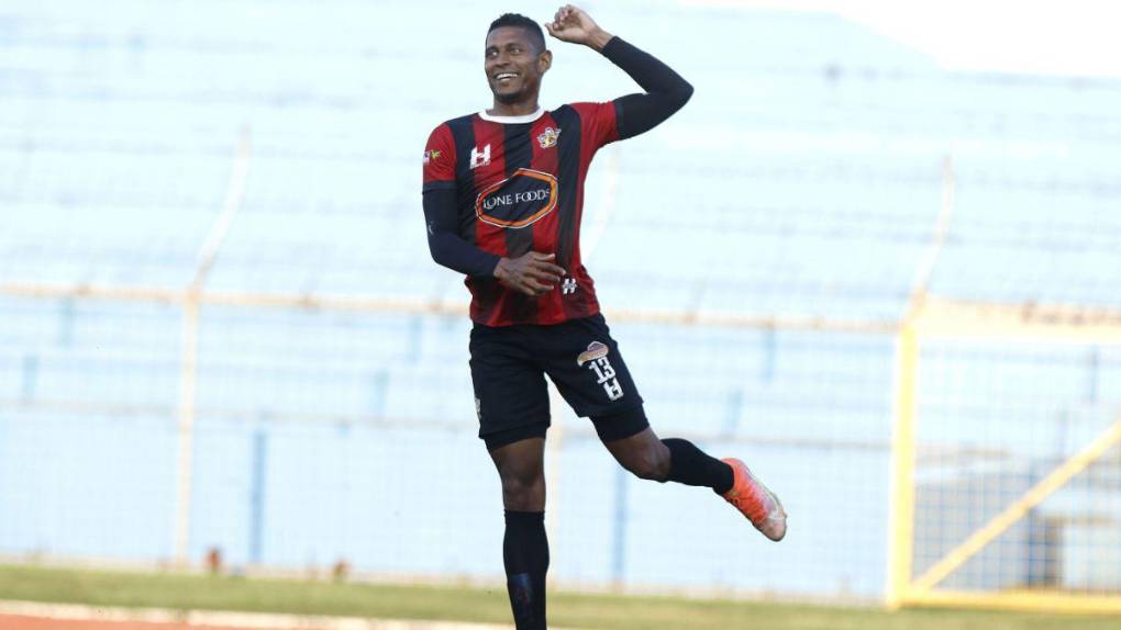 Goleador en el ascenso, padre de familia y streamer: la nueva vida de Carlo Costly