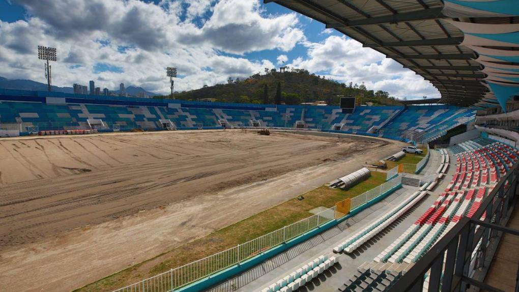 Así avanzan los trabajos de cambio de césped en el Estadio Nacional en su recta final