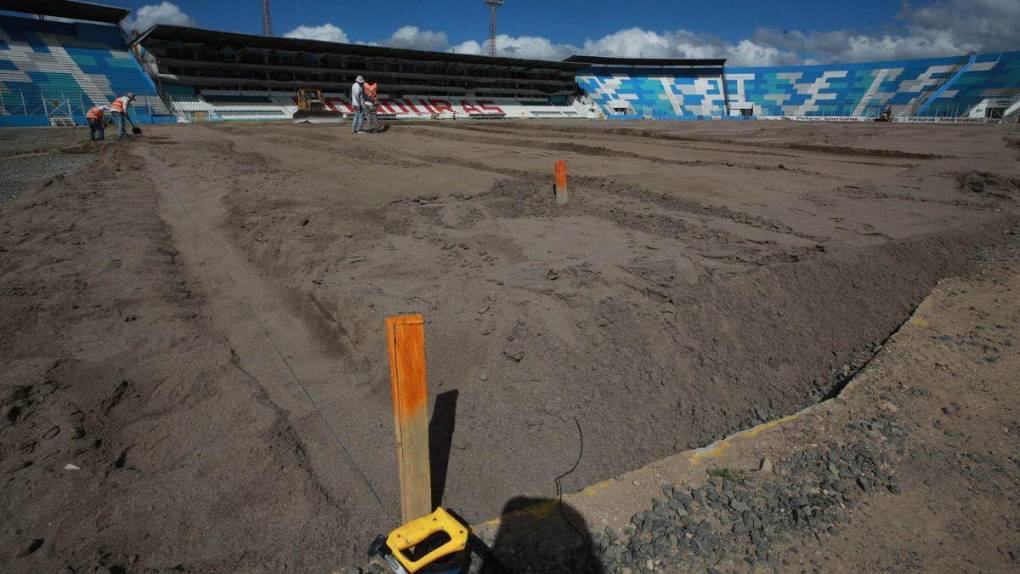 Así avanzan los trabajos de cambio de césped en el Estadio Nacional en su recta final