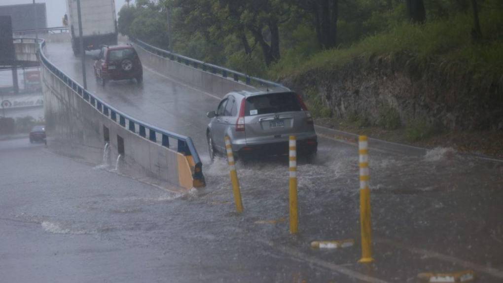 Calles inundadas en Tegucigalpa a raíz de fuertes lluvias