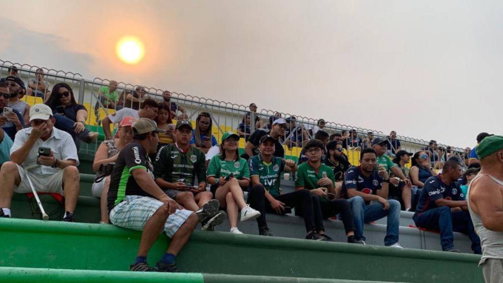 Bellezas y familias presentes: el ambiente que se vive en el Motagua vs Marathón en Comayagua