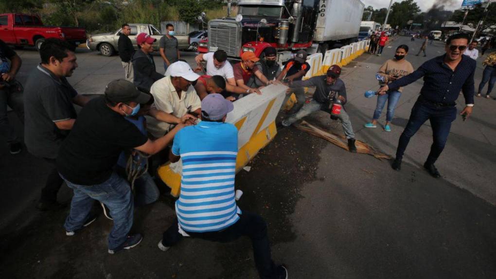 Semáforos, rotonda y buses, las exigencias de vendedores de Perisur