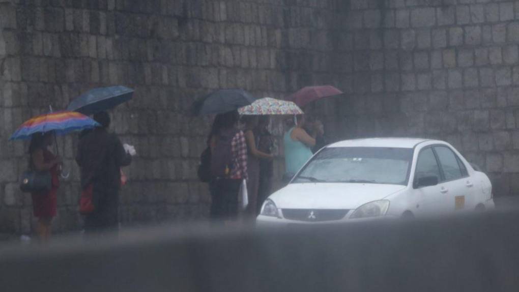 Calles inundadas en Tegucigalpa a raíz de fuertes lluvias