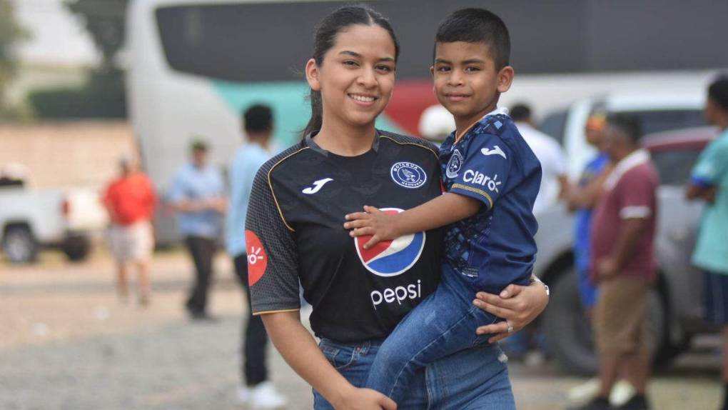 Bellezas y familias presentes: el ambiente que se vive en el Motagua vs Marathón en Comayagua