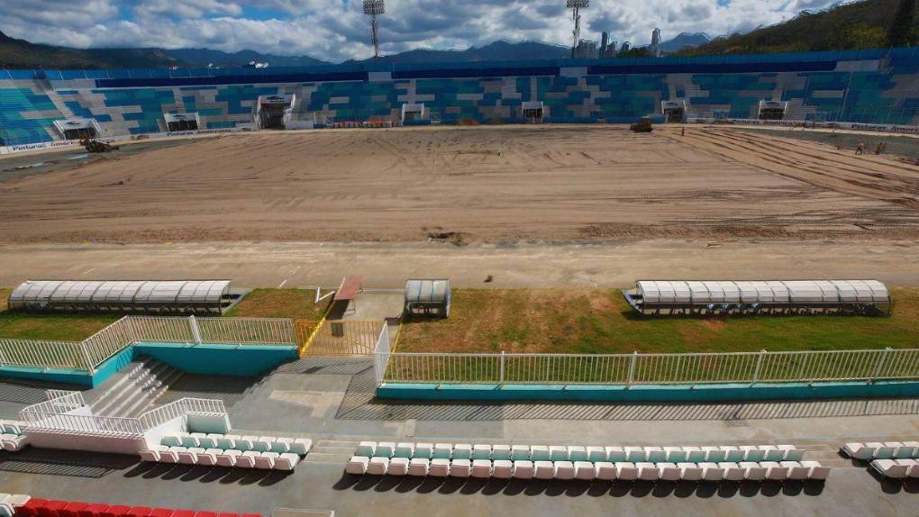 Así avanzan los trabajos de cambio de césped en el Estadio Nacional en su recta final