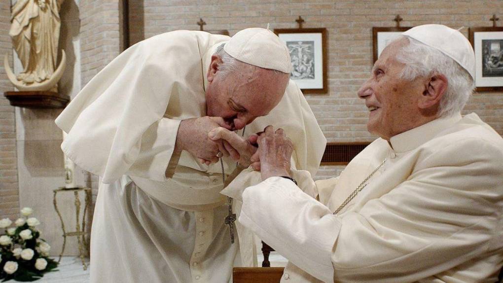 La polémica convivencia entre el papa Francisco y el emérito Benedicto XVI
