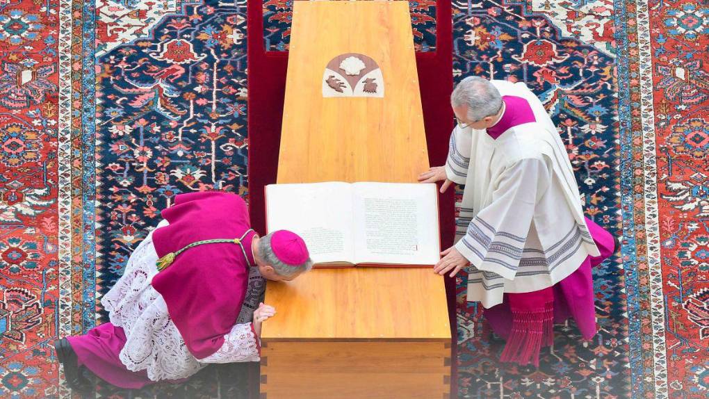 Con solemne y multitudinario funeral despiden al papa Benedicto XVI
