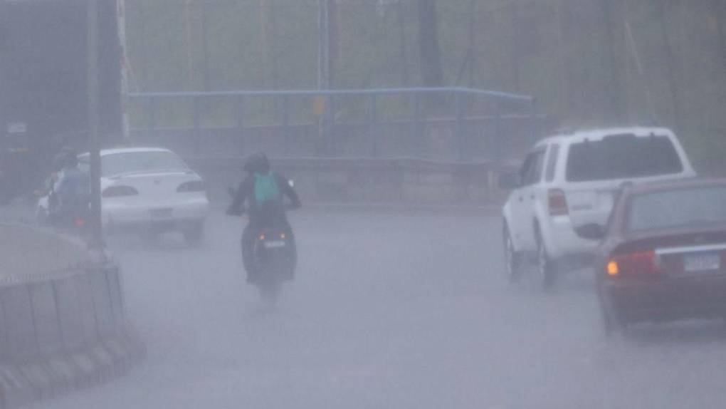 Calles inundadas en Tegucigalpa a raíz de fuertes lluvias