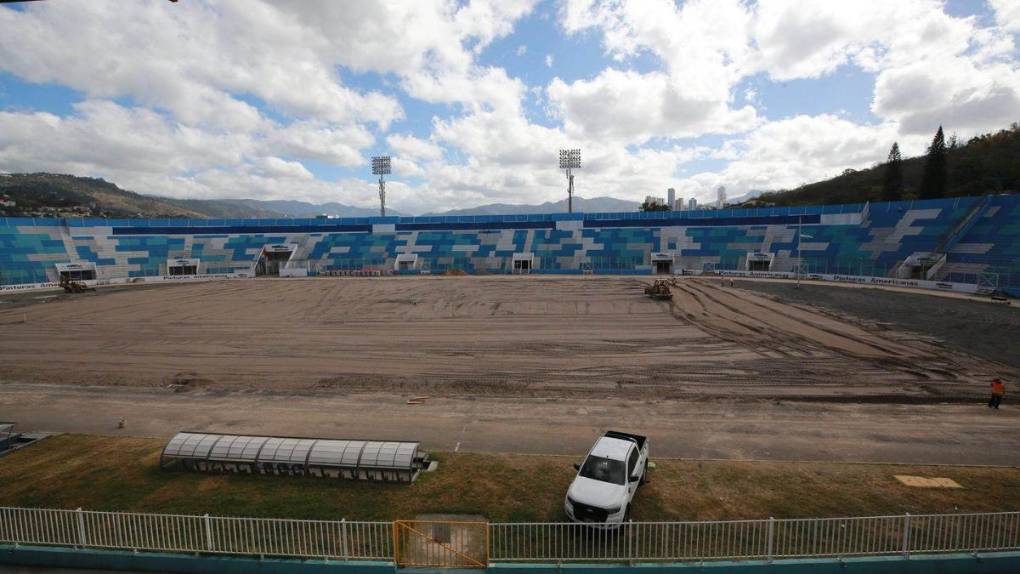 Así avanzan los trabajos de cambio de césped en el Estadio Nacional en su recta final