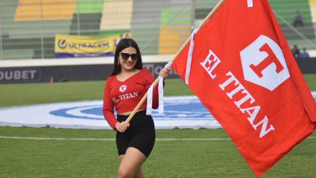 Bellezas y familias presentes: el ambiente que se vive en el Motagua vs Marathón en Comayagua