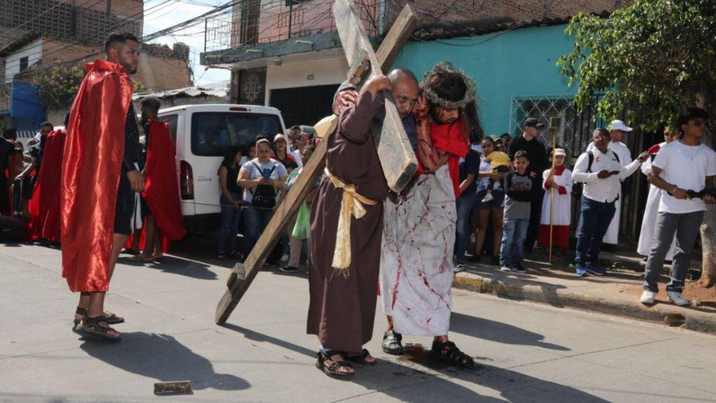 Las imágenes que dejó el Vía Crucis en la capital de Honduras