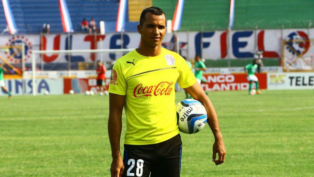 Entre el campo y el fútbol: así es la vida de Donis Escober tras su retiro con Olimpia