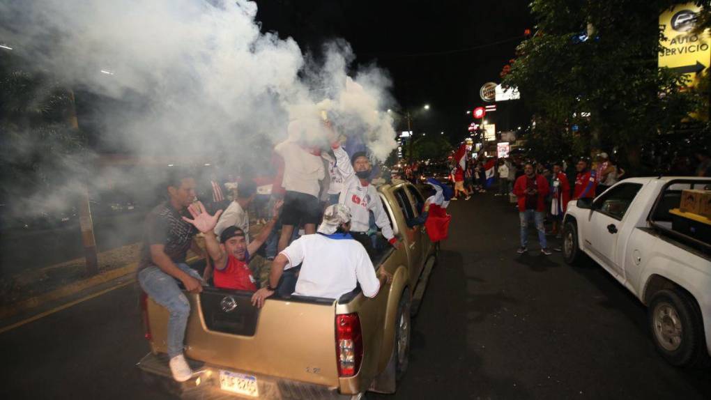¡Fiesta tricolor! Así celebró la afición del Olimpia la conquista de la copa 35