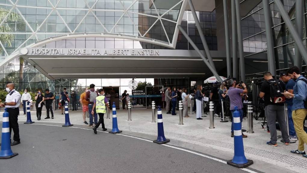 A las puertas del hospital donde murió Pelé, sus seguidores lloran al astro