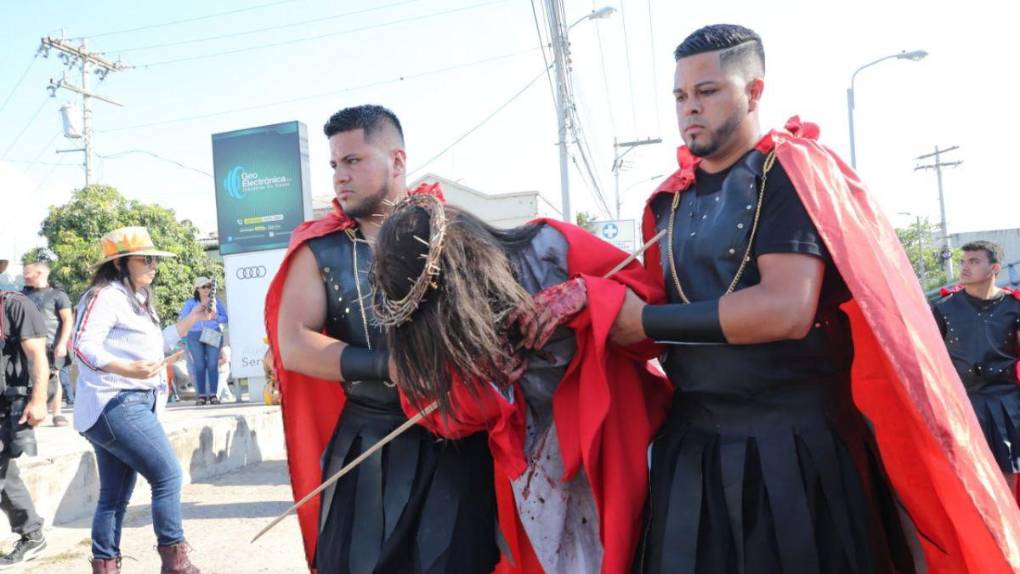 Las imágenes que dejó el Vía Crucis en la capital de Honduras