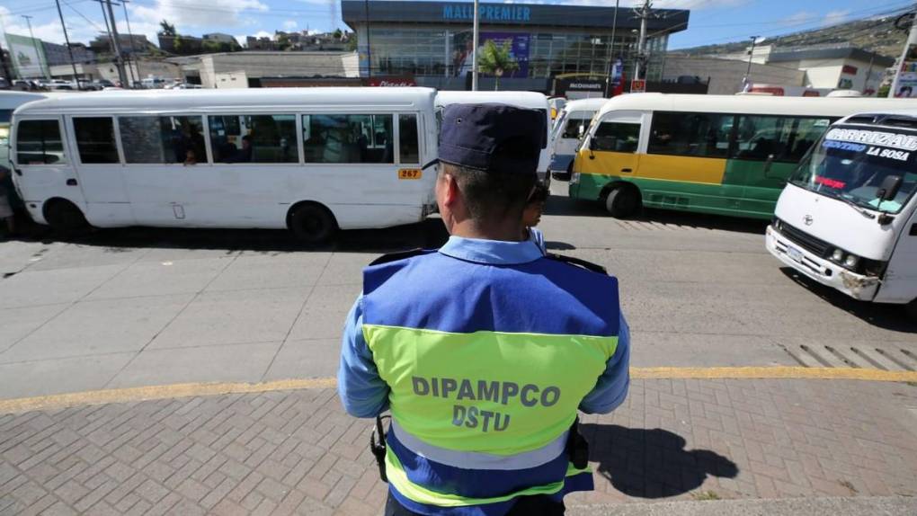 “Ya no más muertes”: Cansados de la extorsión transportistas protestan en calles de la capital