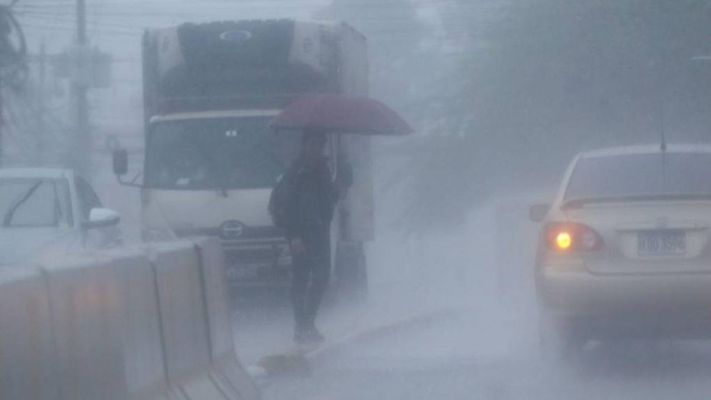 Calles inundadas en Tegucigalpa a raíz de fuertes lluvias