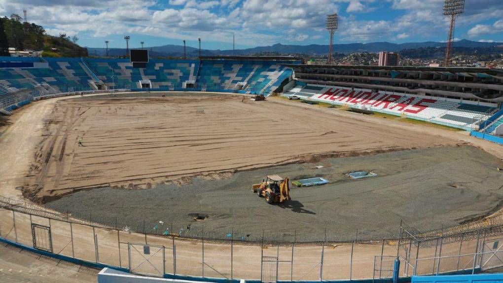 Así avanzan los trabajos de cambio de césped en el Estadio Nacional en su recta final