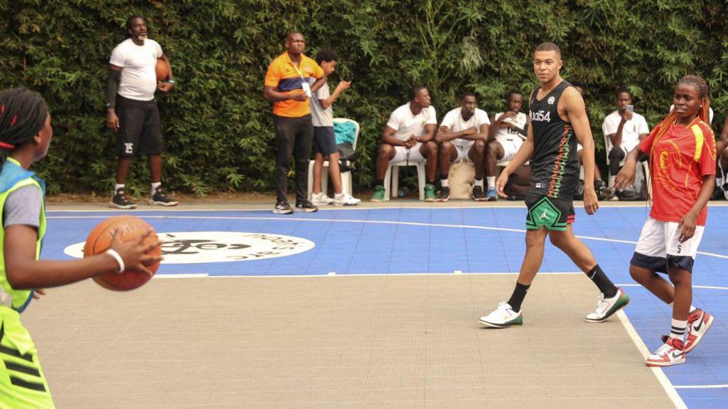 Locura por Mbappé durante su sorpresiva visita a Camerún