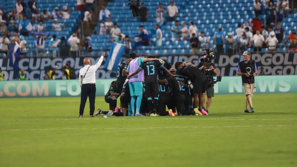 Los rostros de tristeza de los jugadores de Honduras tras la eliminación de la Copa Oro
