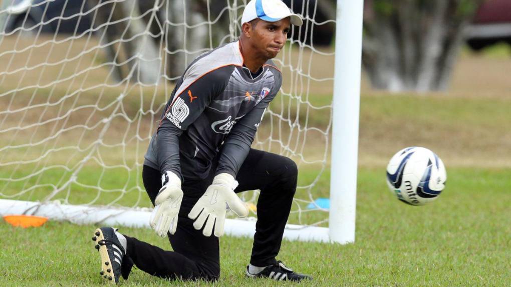 Entre el campo y el fútbol: así es la vida de Donis Escober tras su retiro con Olimpia