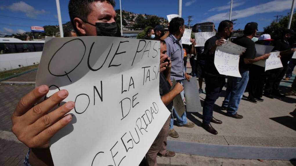 “Ya no más muertes”: Cansados de la extorsión transportistas protestan en calles de la capital