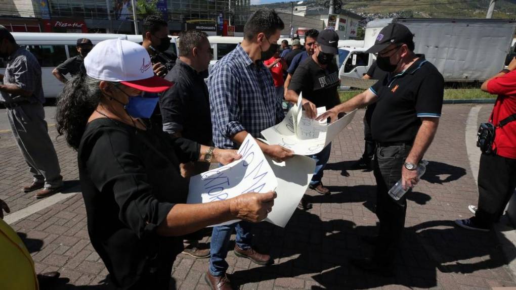 “Ya no más muertes”: Cansados de la extorsión transportistas protestan en calles de la capital