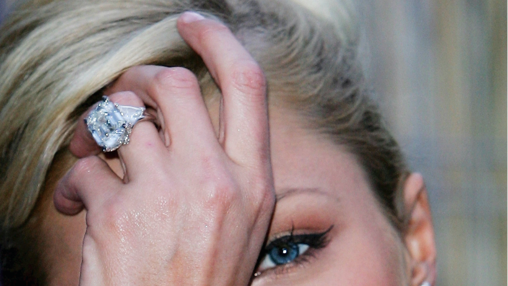 ¿Quiénes tienen los anillos de compromiso más impresionantes de la historia?