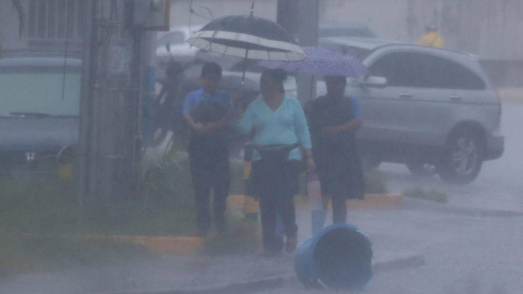 Calles inundadas en Tegucigalpa a raíz de fuertes lluvias