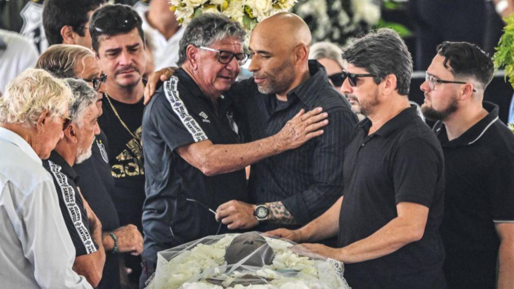Llanto, conmoción y personalidades: las imágenes del funeral de Pelé en Brasil