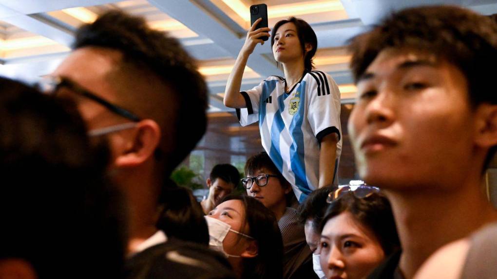 Fervor y alegría: chinos enloquecen por la llegada de Messi para un amistoso