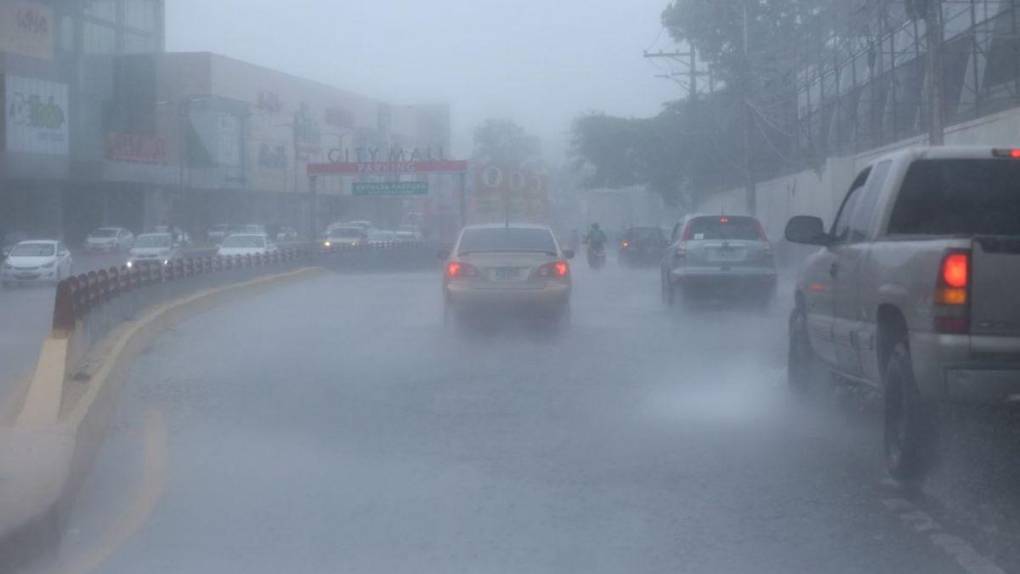 Calles inundadas en Tegucigalpa a raíz de fuertes lluvias