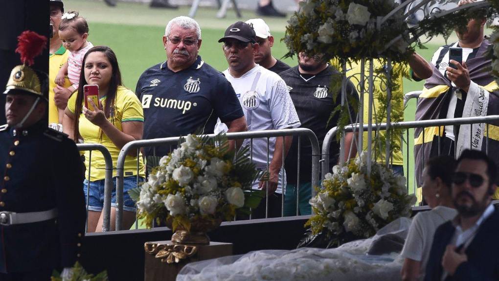 Brasil le da el último adiós al “Rey” Pelé en emotivo funeral