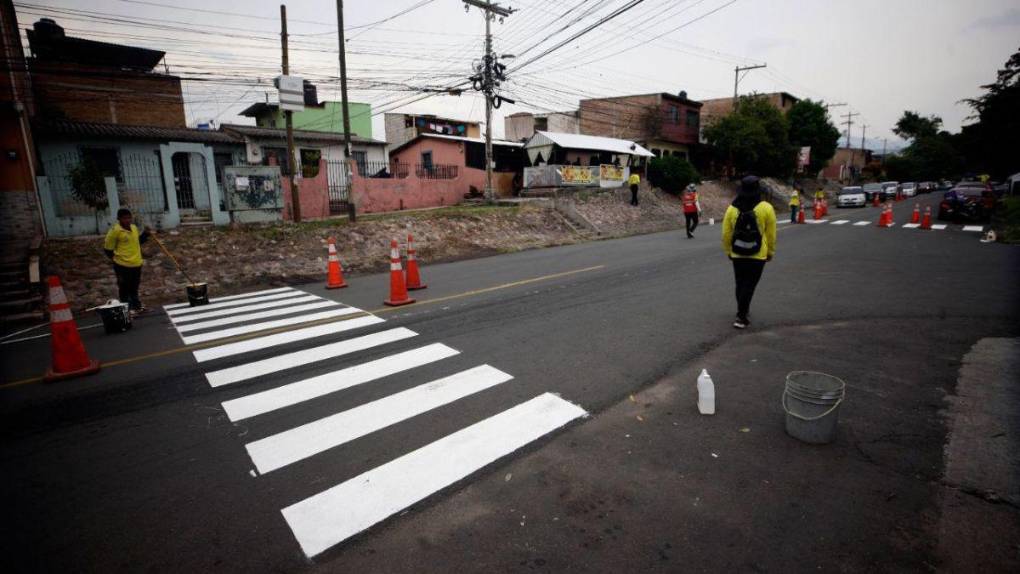 Así avanza la nueva señalización de calles para el cambio de vías en la colonia Kennedy