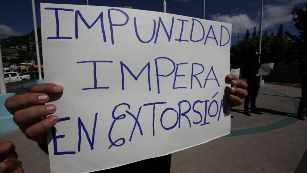 “Ya no más muertes”: Cansados de la extorsión transportistas protestan en calles de la capital