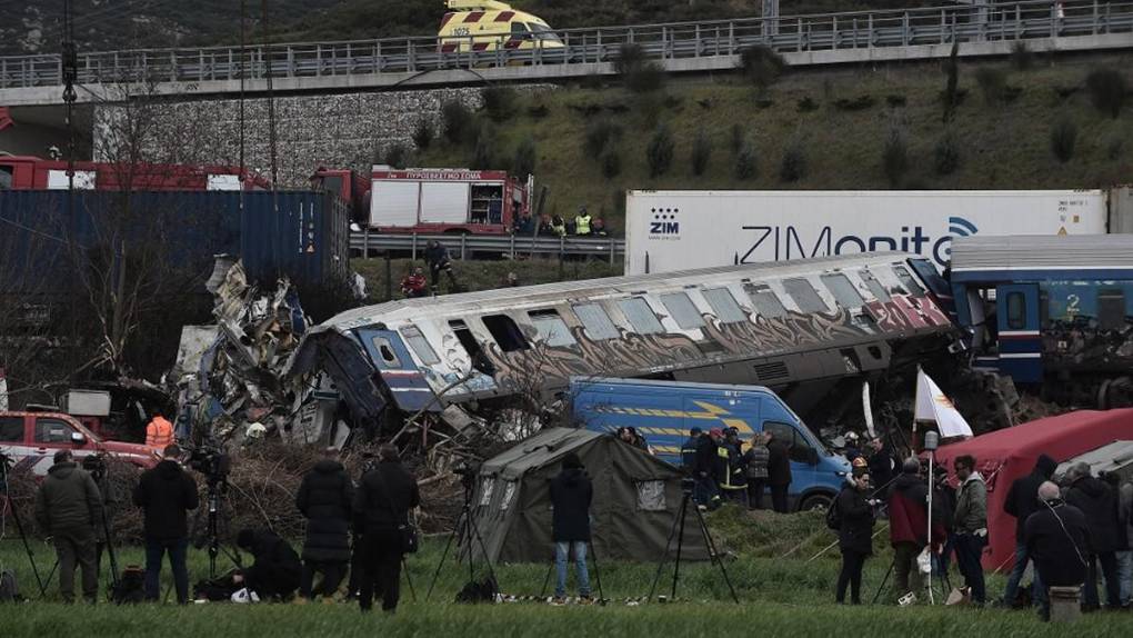 Vagones pulverizados y cuerpos carbonizados tras accidente de tren mortal en Grecia