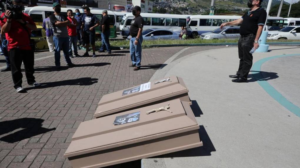 “Ya no más muertes”: Cansados de la extorsión transportistas protestan en calles de la capital