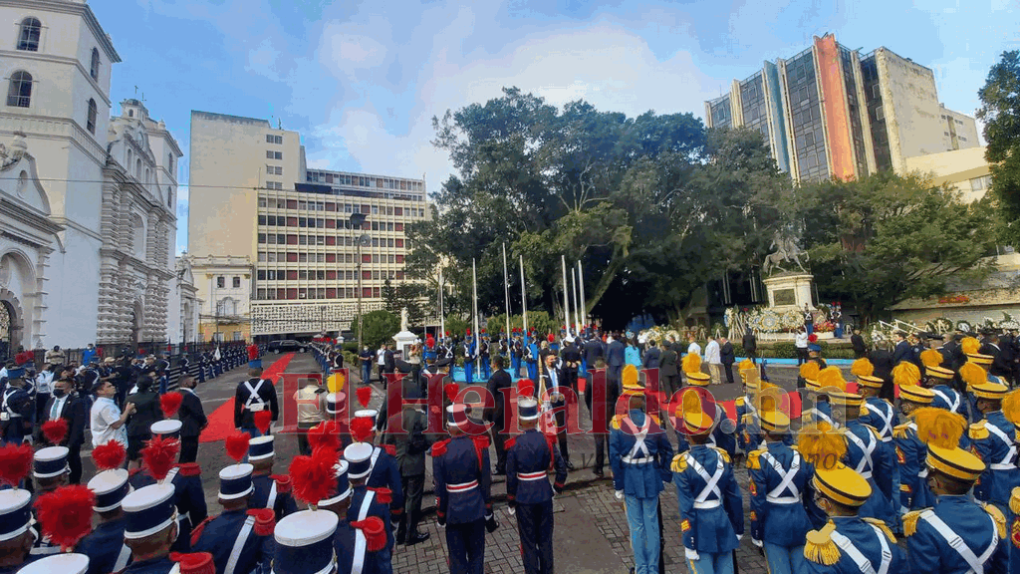 Xiomara Castro opta por un look azul aqua para celebrar el 15 de septiembre (FOTOS)