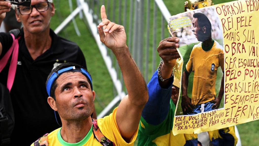 Llanto, conmoción y personalidades: las imágenes del funeral de Pelé en Brasil