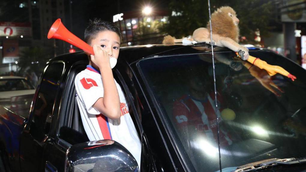 ¡Fiesta tricolor! Así celebró la afición del Olimpia la conquista de la copa 35