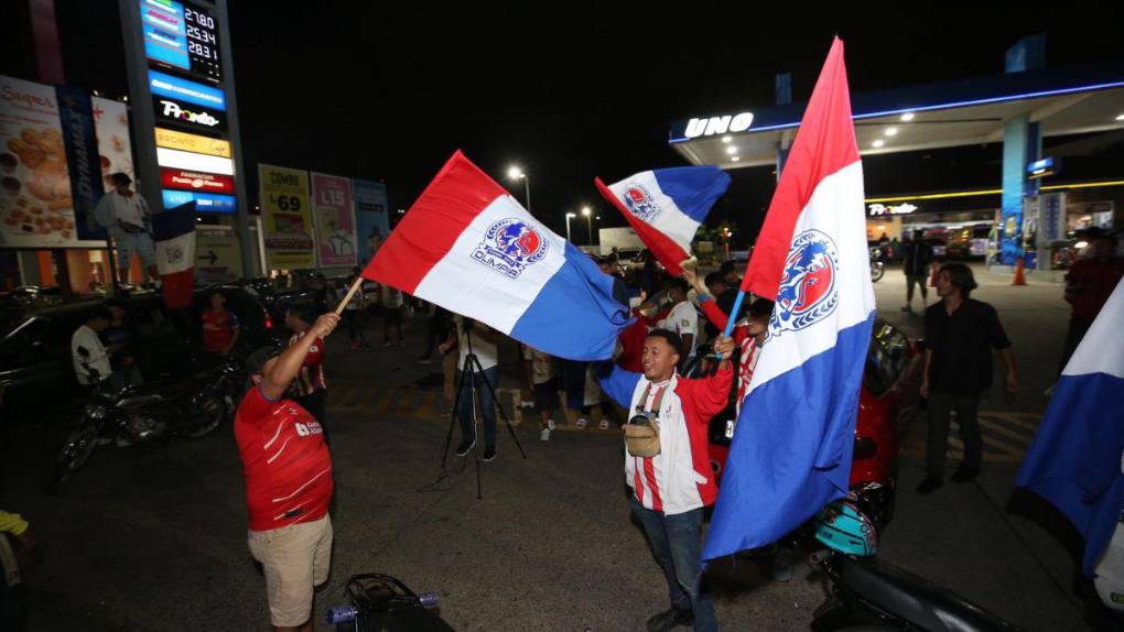 ¡Fiesta tricolor! Así celebró la afición del Olimpia la conquista de la copa 35