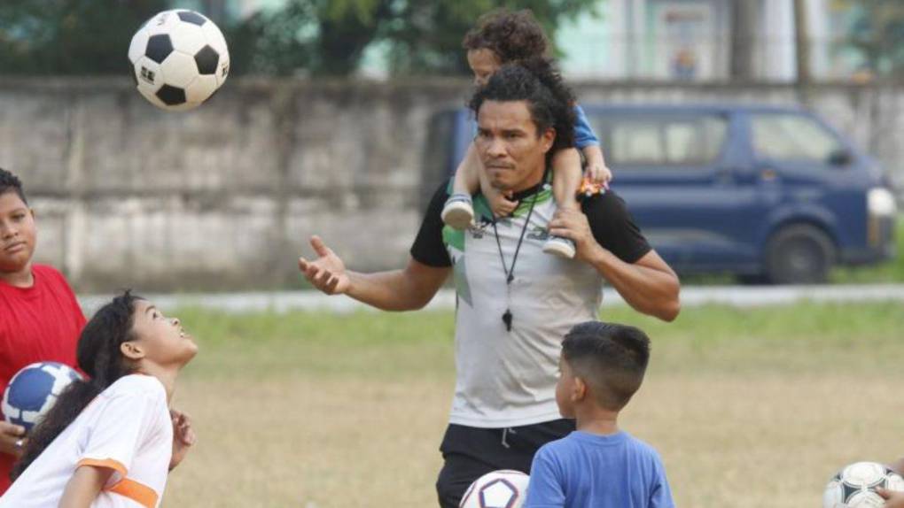 Jugó en 26 equipos, quedó con un pendiente y su nueva faceta: lo que debes saber sobre “Rambo” de León