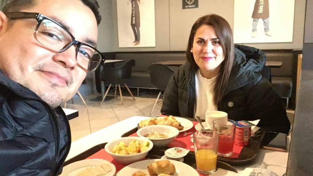 ‘Dios es la clave’: Hondureño conoció a chilena en una app de canto, tuvieron una relación a distancia y viajó para casarse con ella