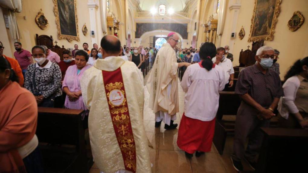 Con devoción y fe capitalinos asisten a la misa del Domingo de Resurrección
