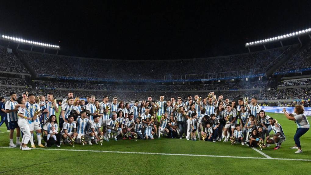 Polémica foto, Messi ovacionado y locura total: las imágenes de la fiesta de Argentina
