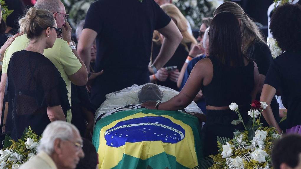 Llanto, conmoción y personalidades: las imágenes del funeral de Pelé en Brasil