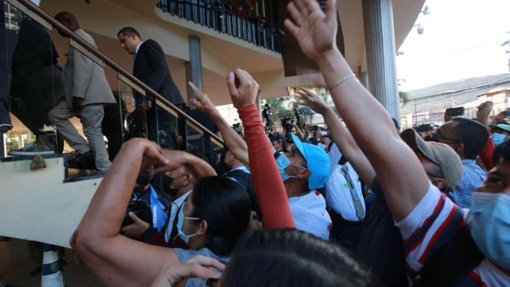 Pancartas, tensión y retraso: ambiente en el Congreso previo a elección de la Corte Suprema de Justicia