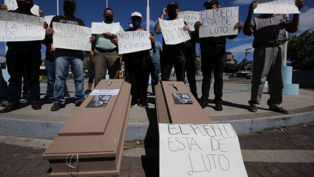 “Ya no más muertes”: Cansados de la extorsión transportistas protestan en calles de la capital