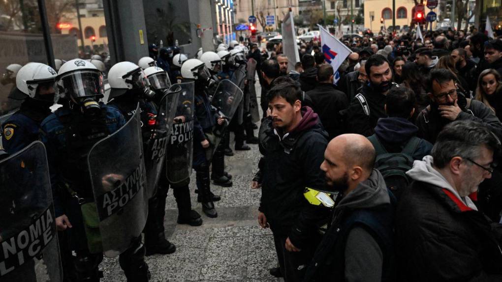 Intensas protestas en Grecia tras accidente de trenes que dejó 57 muertes