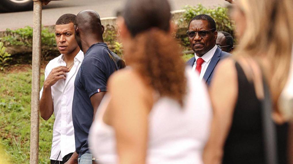 Locura por Mbappé durante su sorpresiva visita a Camerún